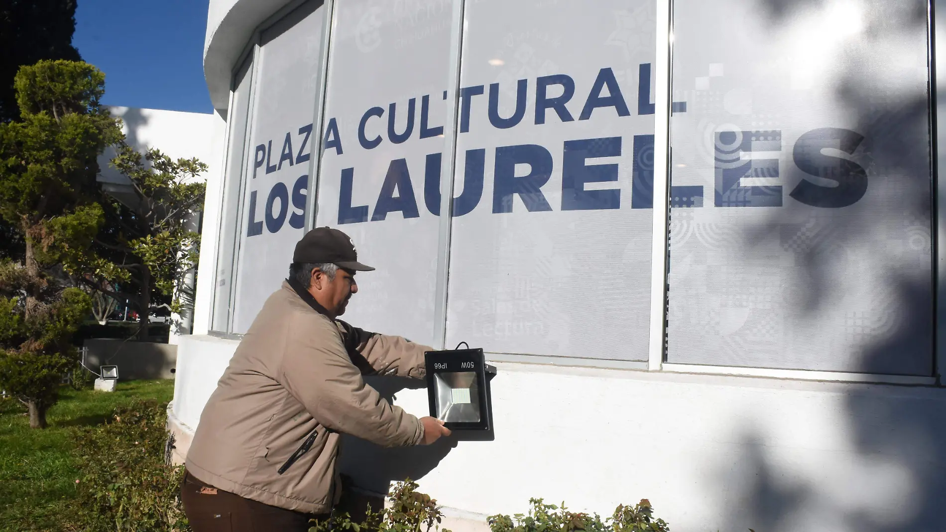 colocan reflectores en plaza los laureles (30)